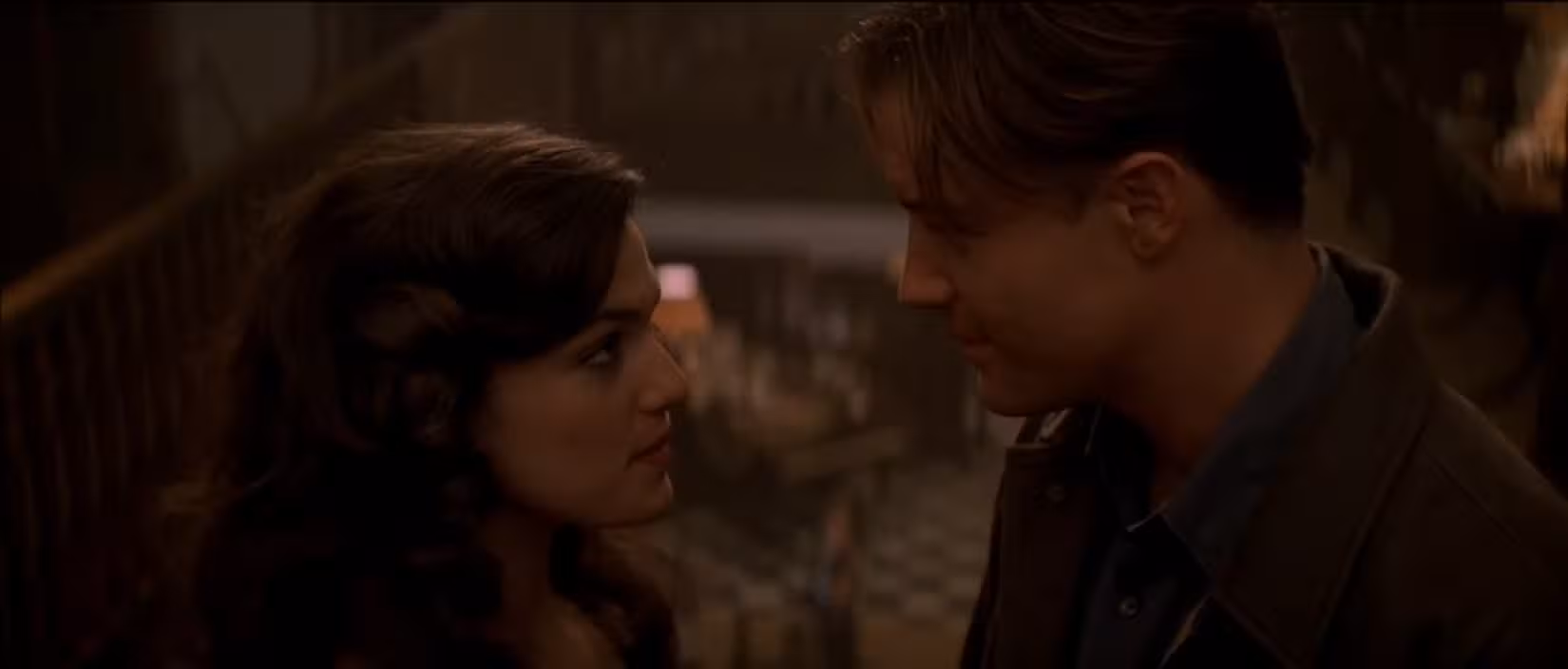 Rick (Brendan Fraser) e Evie (Rachel Weisz) são vistos de perfil olhando nos olhos um do outro nesta cena de O Retorno da Múmia.
