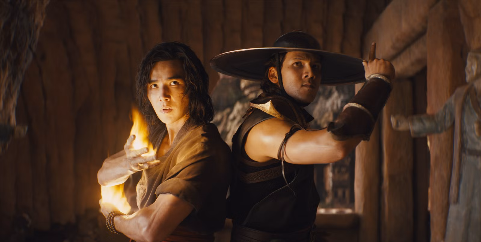 Liu Kang e Kung Lao em Mortal Kombat 2021 em pose de batalha